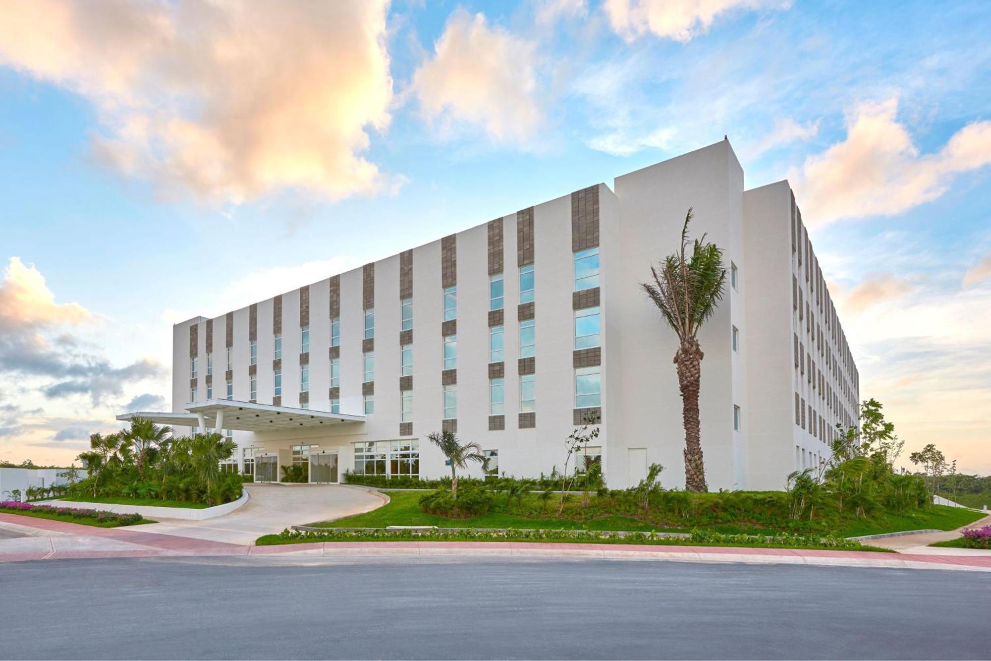 City Express Plus By Marriott Cancun Aeropuerto Riviera Exterior foto
