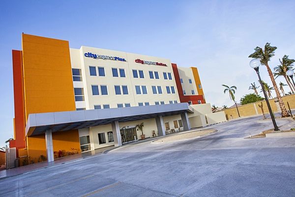 Hotel City Express Plus By Marriott Cancun Aeropuerto Riviera Exterior foto